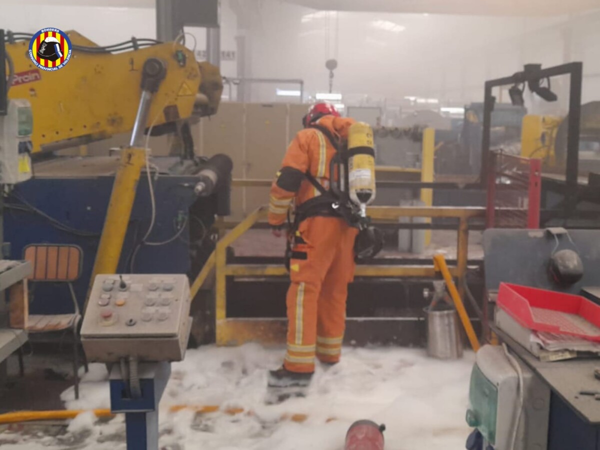 Incendio planta acero El Puig